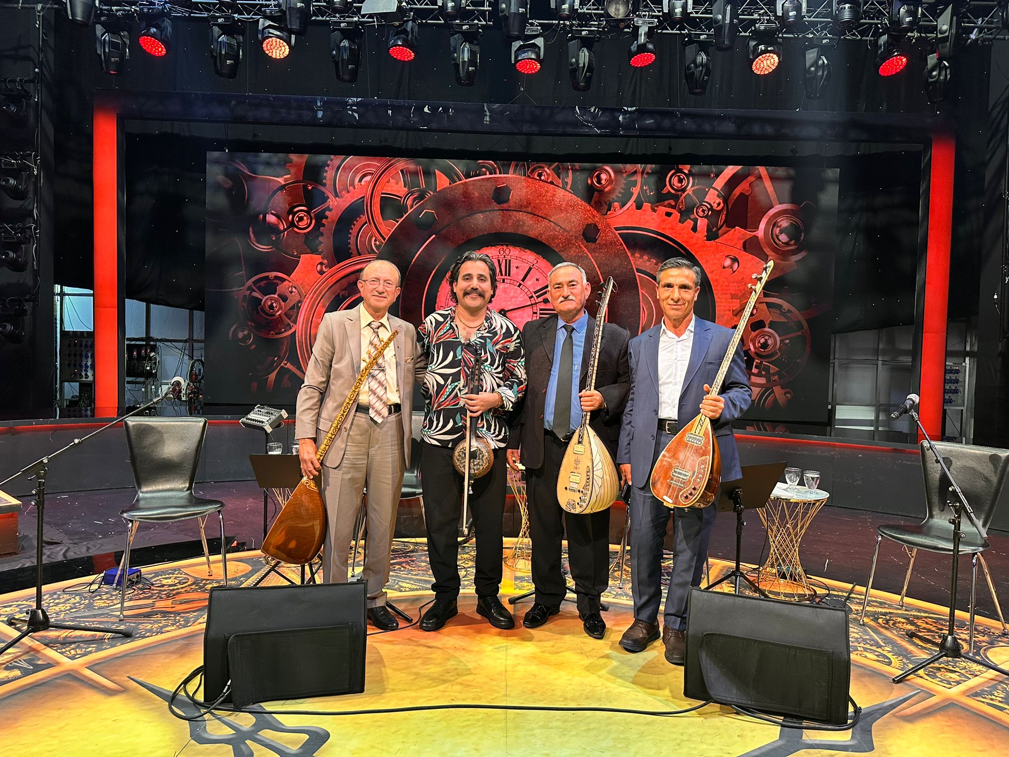 TRT Müzik ekranlarında yayınlanan ve sanatçı Uğur Önür’ün sunduğu “Zamane”
