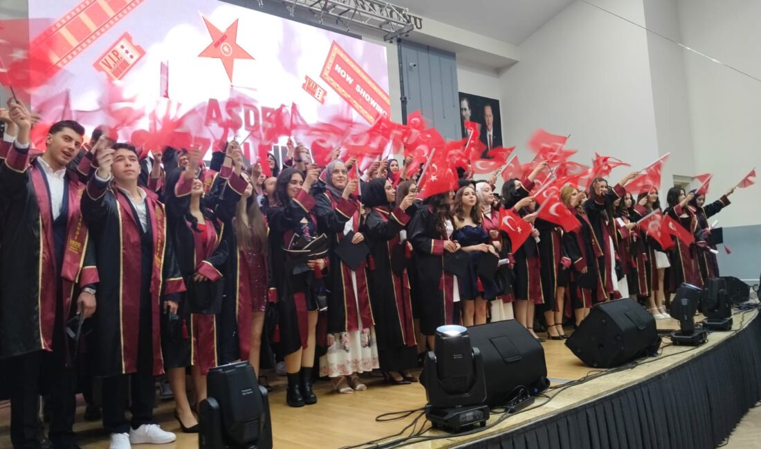 Afyonkarahisar’da Süleyman Demirel Fen Lisesi’nin geleneksel hale gelen mezuniyet gecesi,