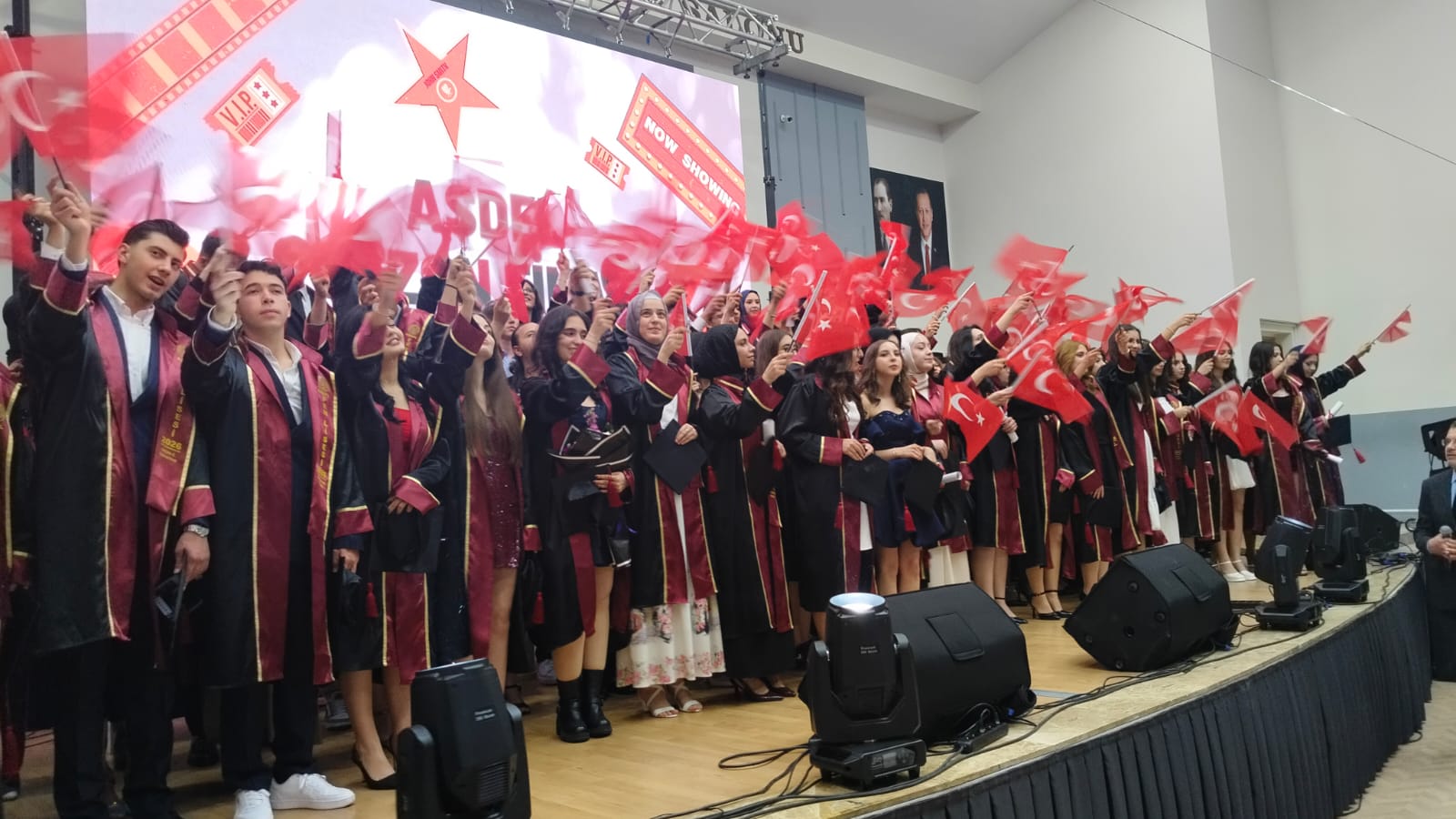 Afyonkarahisar’da Süleyman Demirel Fen Lisesi’nin geleneksel hale gelen mezuniyet gecesi,