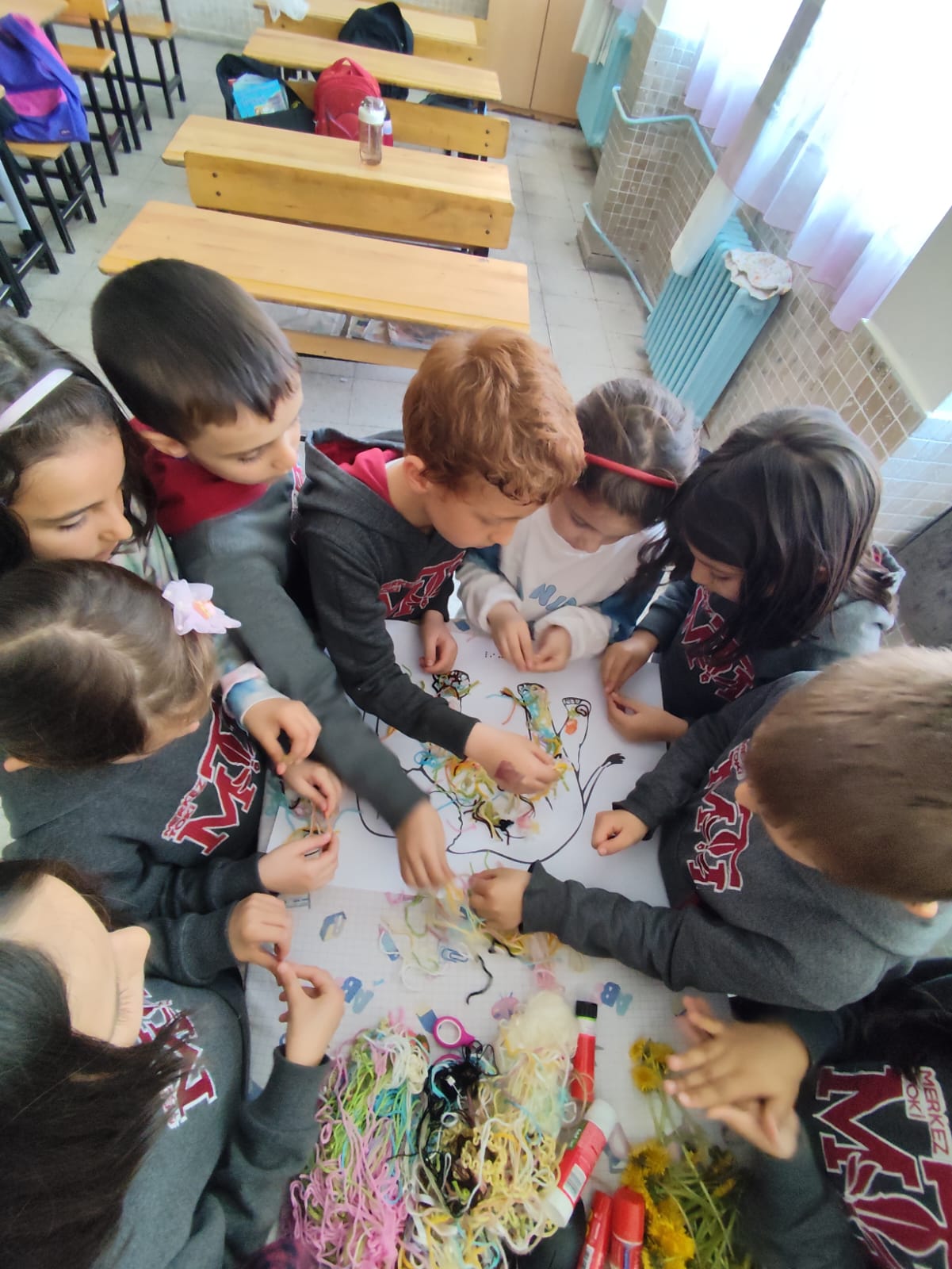 Merkez TOKİ İlkokulu 2/C sınıf öğretmeni Hüsniye Erdal’ın kuruculuğunu, müdür