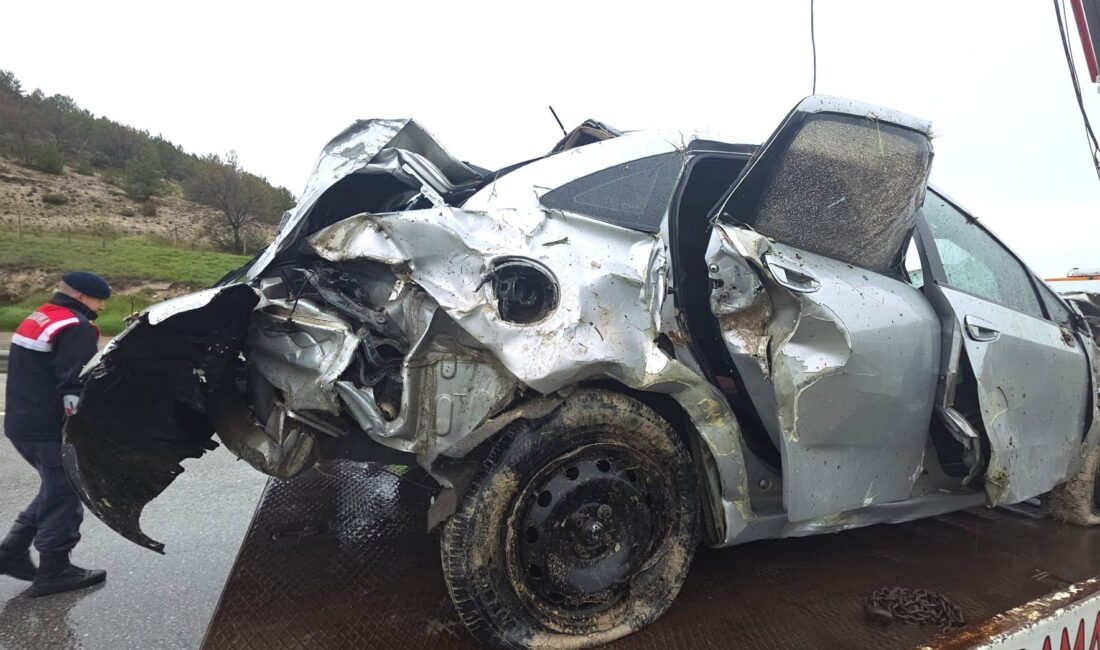Kütahya’da otomobilin Porsuk Çayı’na devrilmesi sonucu meydana gelen trafik kazasında,
