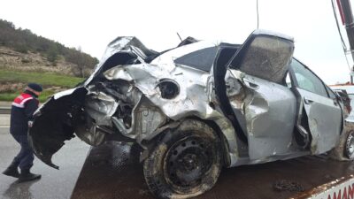 Kütahya’da otomobilin Porsuk Çayı’na devrilmesi sonucu meydana gelen trafik kazasında,
