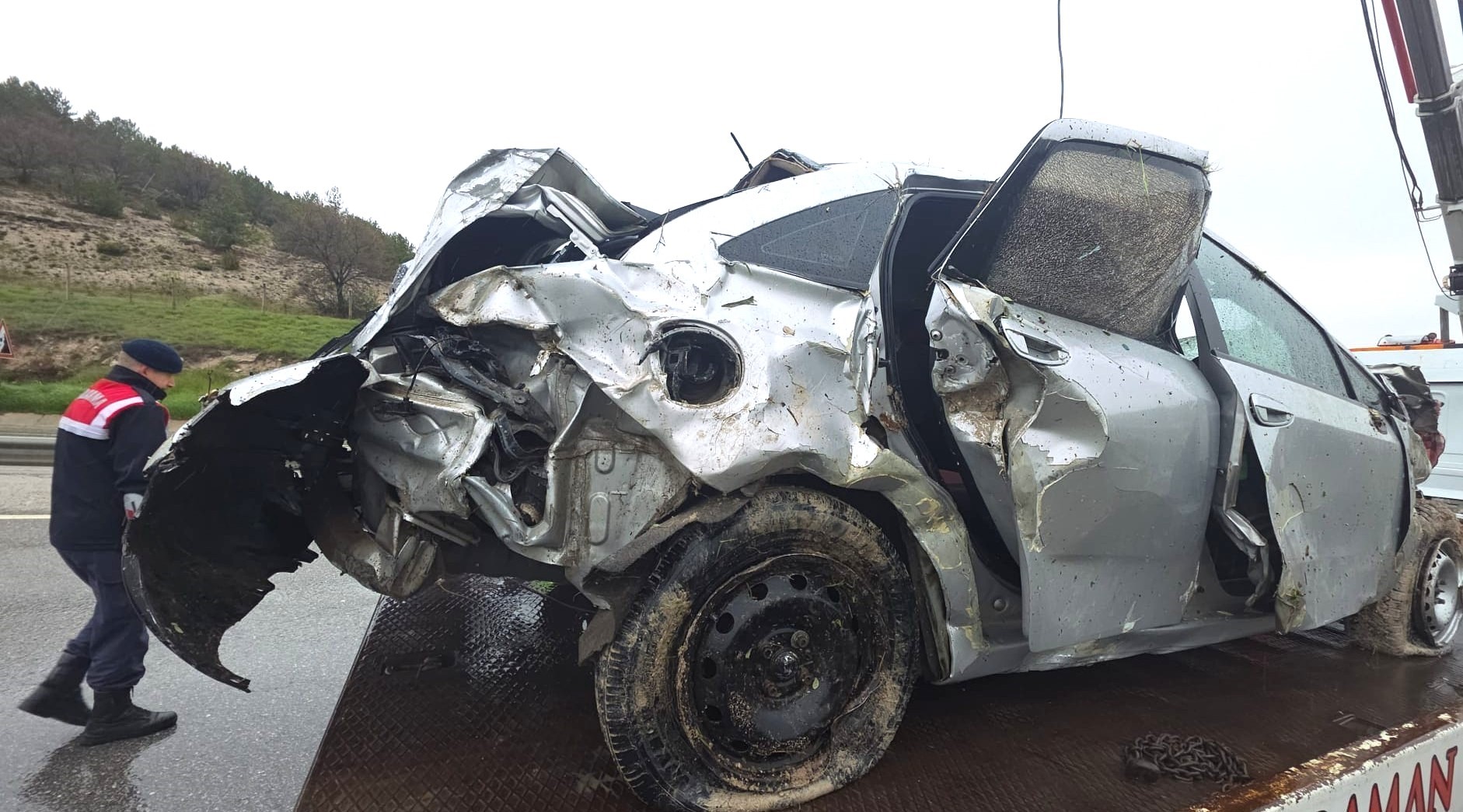 Kütahya’da otomobilin Porsuk Çayı’na devrilmesi sonucu meydana gelen trafik kazasında,