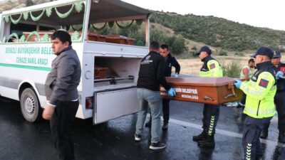 Denizli'nin Sarayköy ilçesinde bariyerlere çarpan yolcu otobüsünün alev alması sonucu