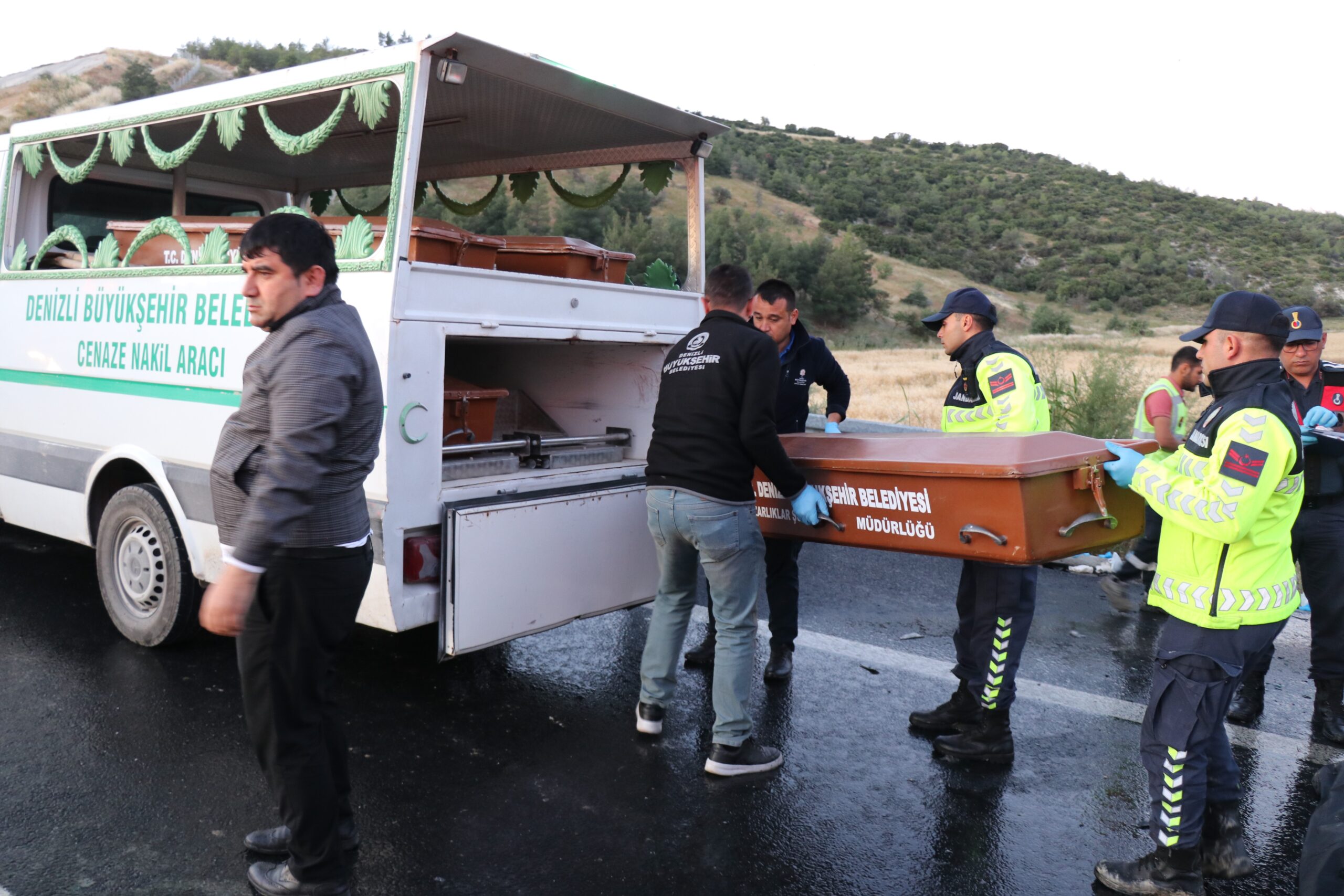 Denizli'nin Sarayköy ilçesinde bariyerlere çarpan yolcu otobüsünün alev alması sonucu