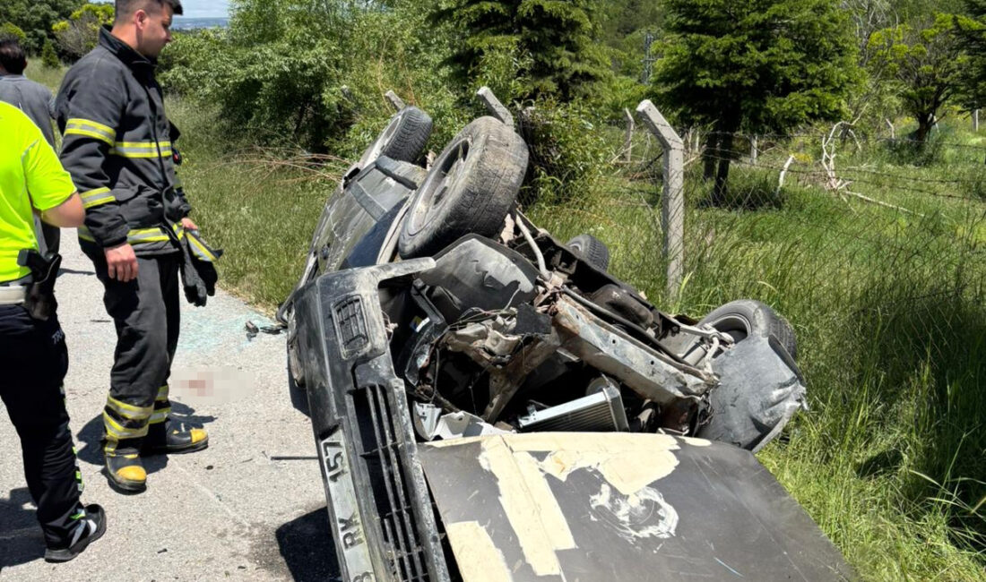 Kütahya'da istinat duvarına çarparak devrilen otomobildeki 4 kişi yaralandı.