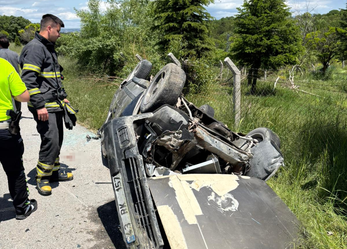 Kütahya'da istinat duvarına çarparak devrilen otomobildeki 4 kişi yaralandı.