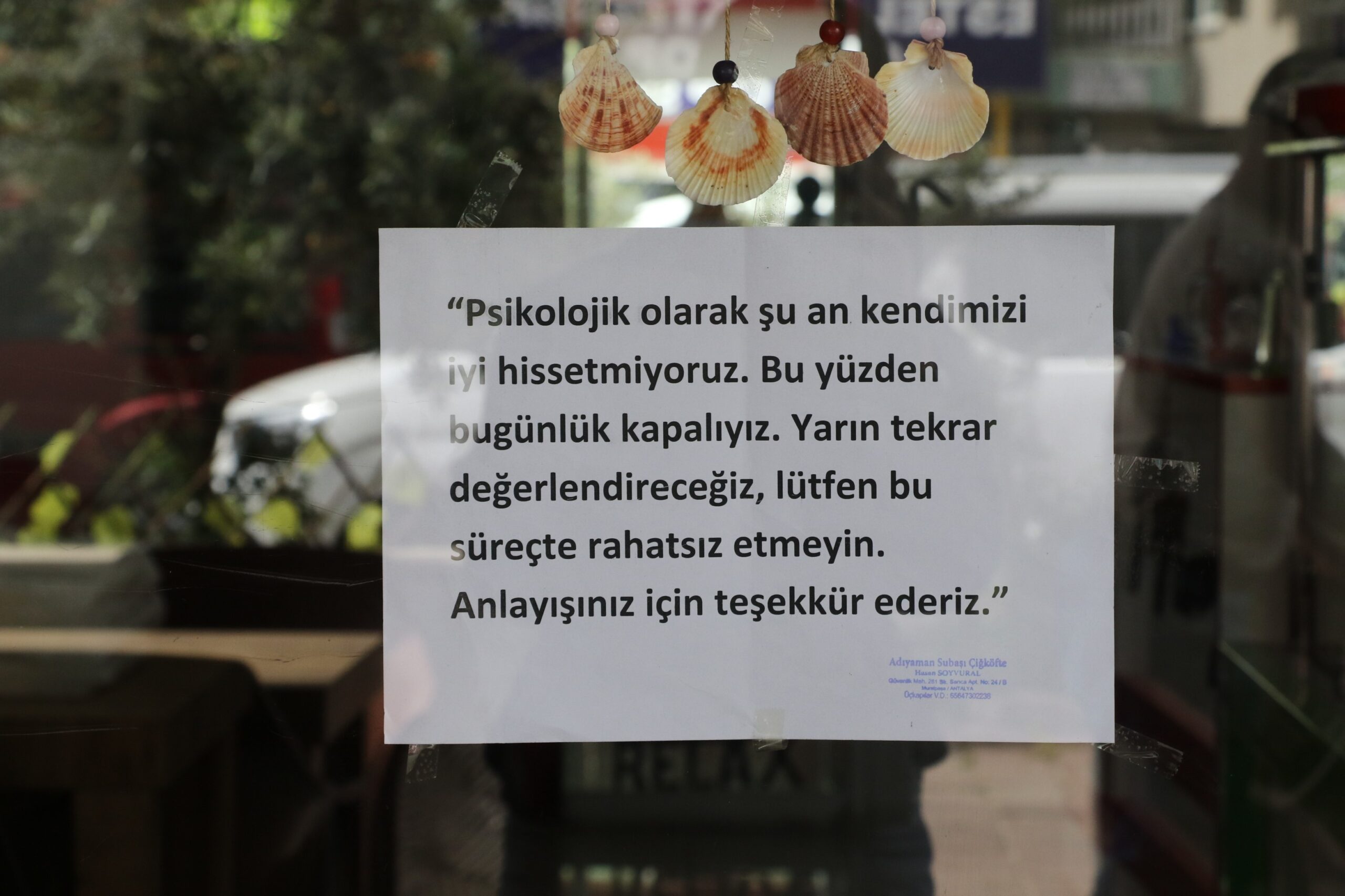Antalya'da iş yerinin camına astığı, "Psikolojik olarak kapalıyız, yarına düşünürüz.