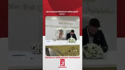 Heyecandan mikrofon yerine çiçeği tuttu! 📶https://kanal3.com.tr/ Sosyal Medya Hesaplarımızı Takip