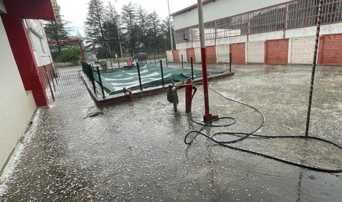Afyonkarahisar'ın Sandıklı ilçesinde öğleden sonra aniden bastıran şiddetli dolu, hayatı
