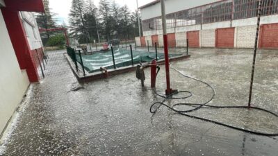 Afyonkarahisar'ın Sandıklı ilçesinde öğleden sonra aniden bastıran şiddetli dolu, hayatı