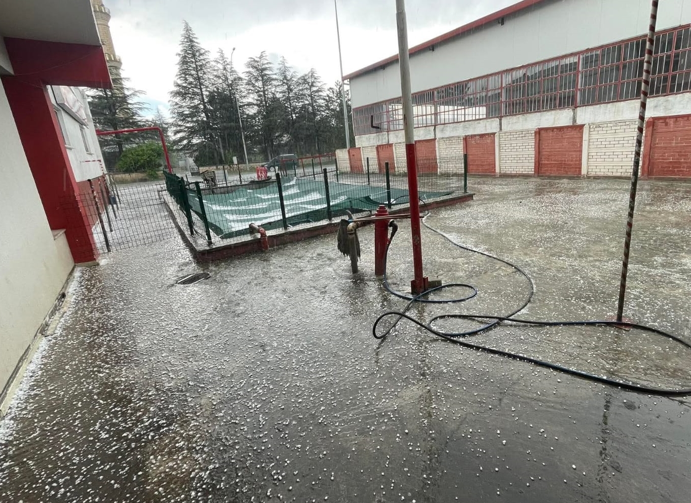 Afyonkarahisar'ın Sandıklı ilçesinde öğleden sonra aniden bastıran şiddetli dolu, hayatı