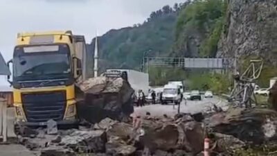 Artvin’in Kemalpaşa ilçesinde meydana gelen heyelan, Sarp Sınır Kapısı yolunda