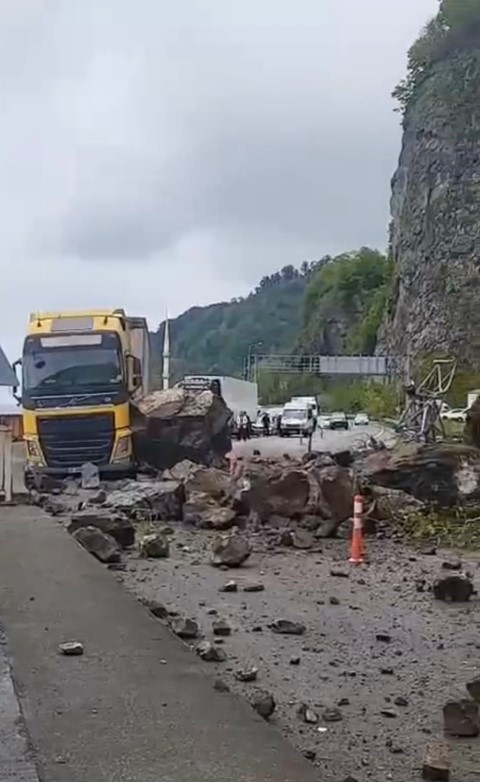 Artvin’in Kemalpaşa ilçesinde meydana gelen heyelan, Sarp Sınır Kapısı yolunda