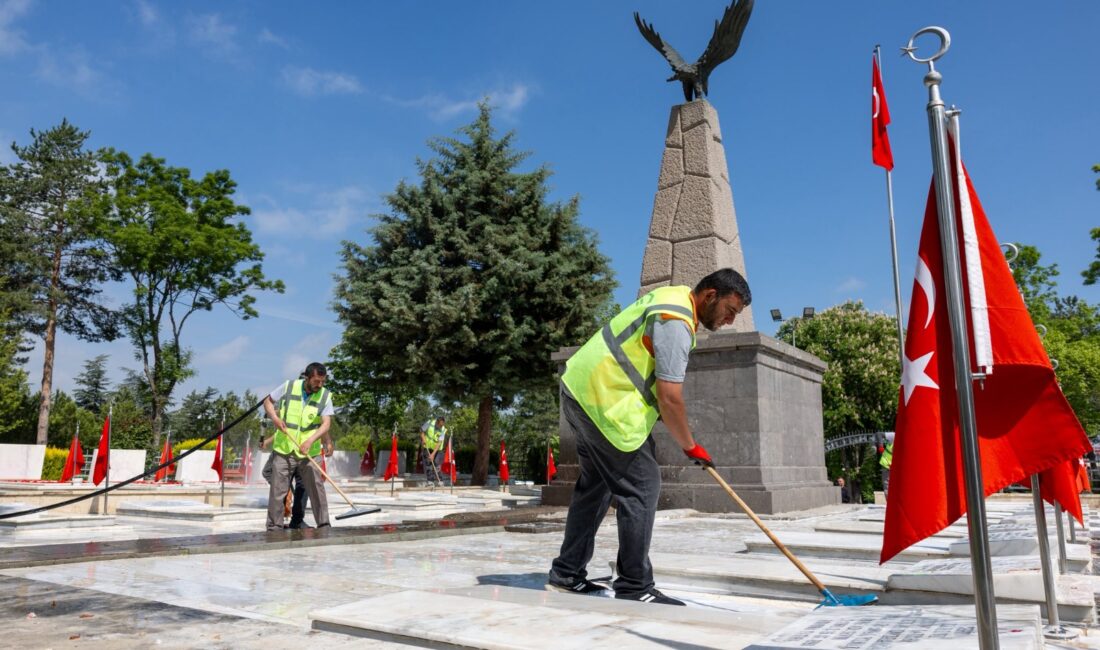 Afyonkarahisar Belediyesi, Kurban Bayramı öncesinde şehitlik ve mezarlıklarda bakım ve