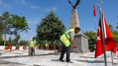 Afyonkarahisar Belediyesi, Kurban Bayramı öncesinde şehitlik ve mezarlıklarda bakım ve