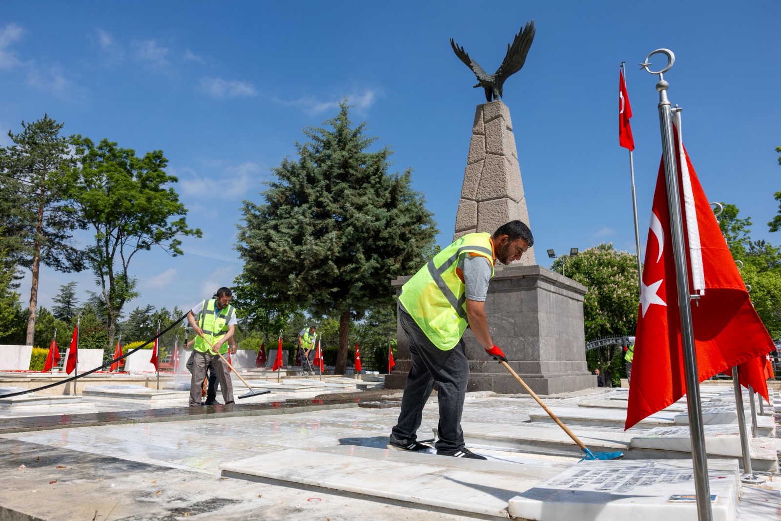 Afyonkarahisar Belediyesi, Kurban Bayramı öncesinde şehitlik ve mezarlıklarda bakım ve