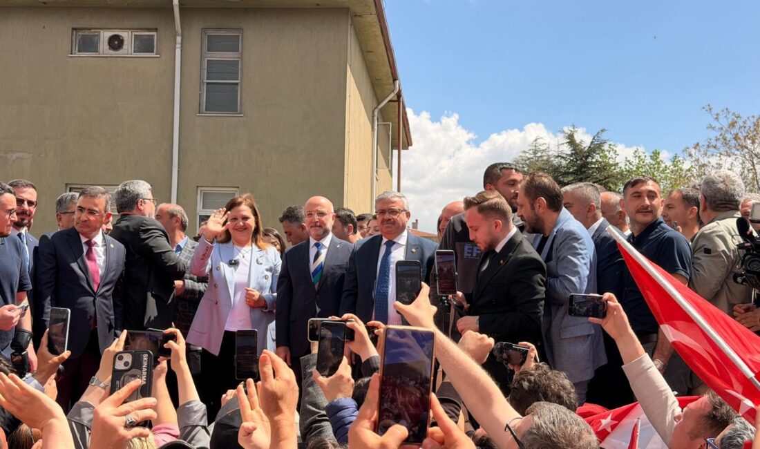 Dün gerçekleştirilen tören ile AK Parti saflarına katılan Afyonkarahisar Belediye