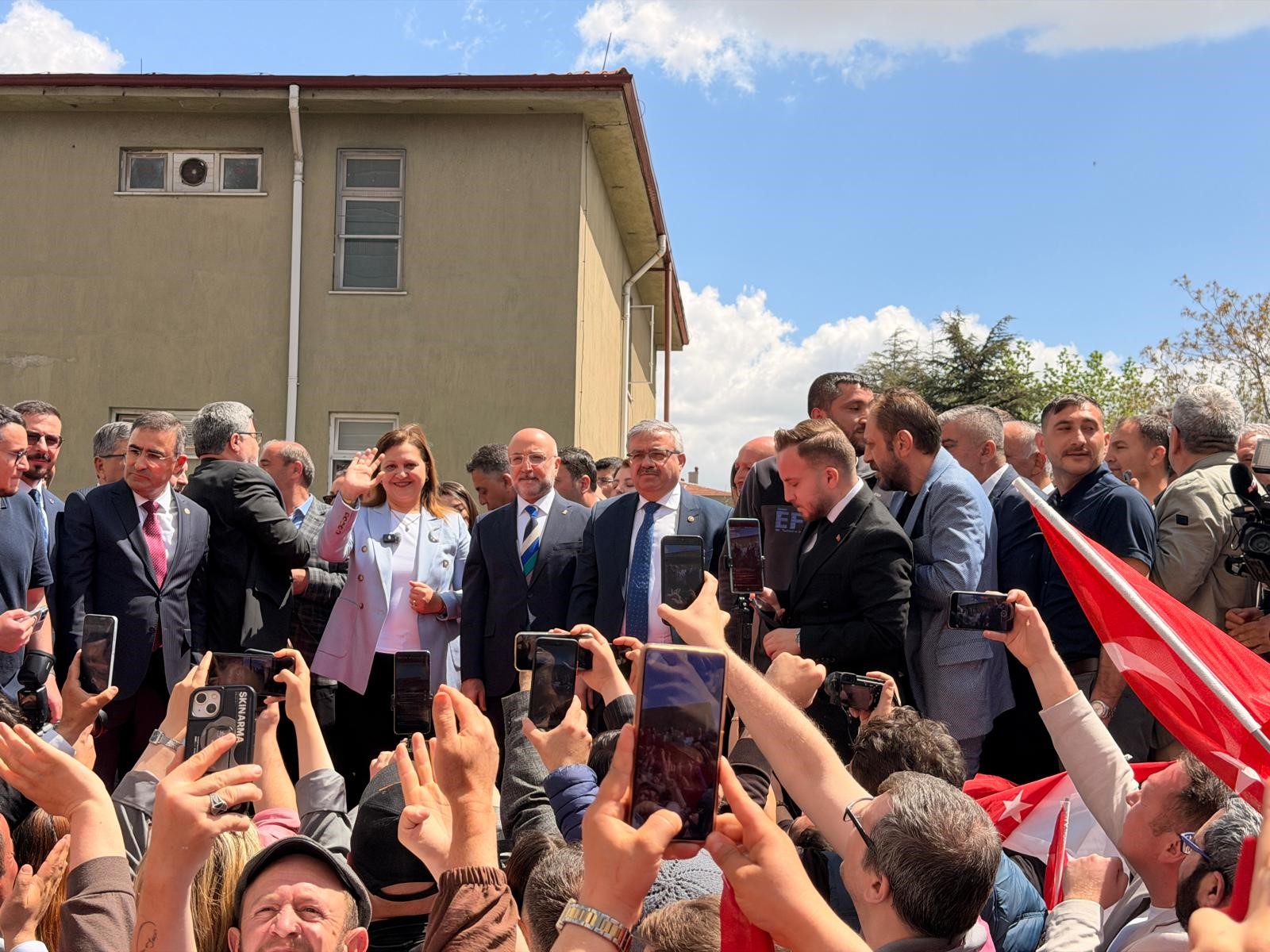 Dün gerçekleştirilen tören ile AK Parti saflarına katılan Afyonkarahisar Belediye