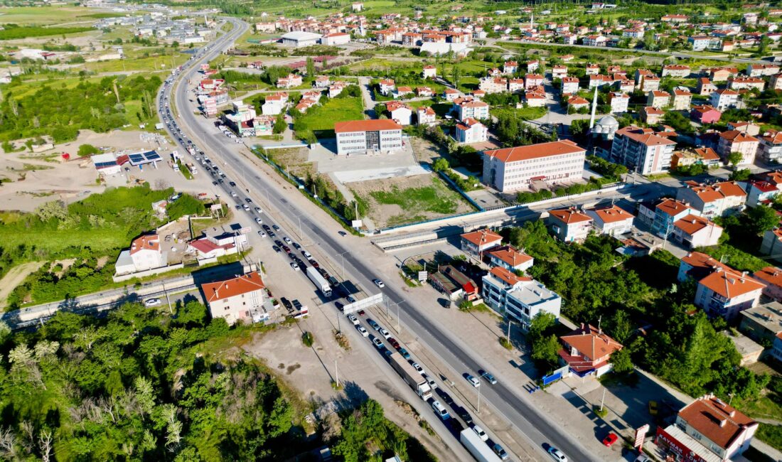 Konya-Afyonkarahisar karayolunda tatilcilerin dönüş yolculuğu nedeniyle uzun araç kuyrukları oluşmaya