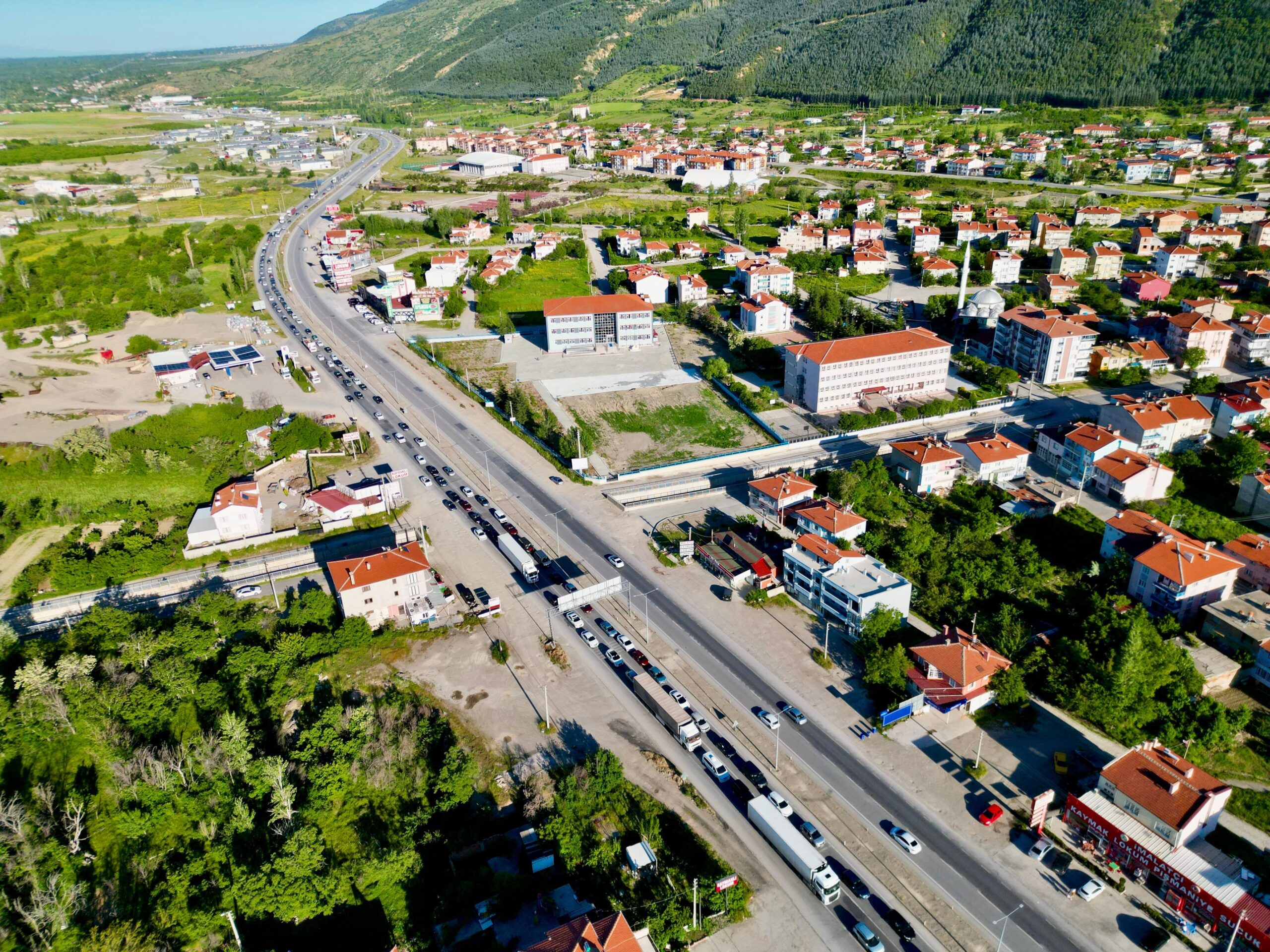 Konya-Afyonkarahisar karayolunda tatilcilerin dönüş yolculuğu nedeniyle uzun araç kuyrukları oluşmaya
