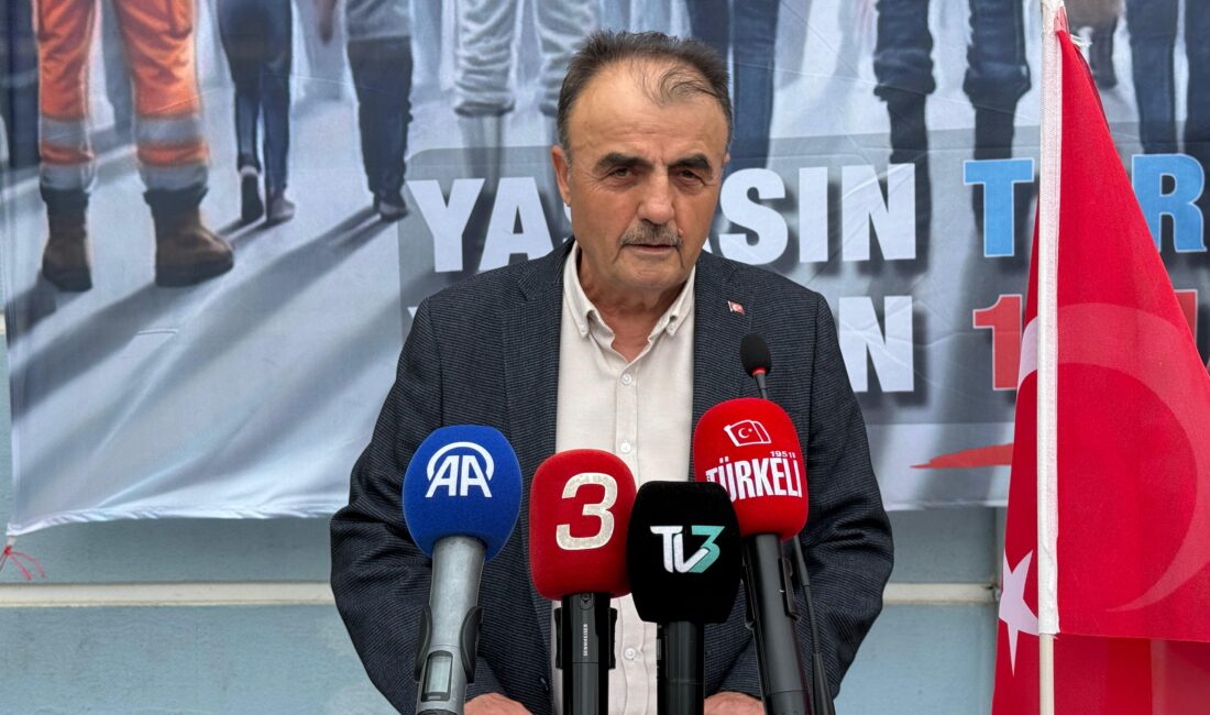 Türk-İş Afyonkarahisar İl Başkanlığı binası önünde toplanan çok sayıda işçi