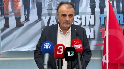 Türk-İş Afyonkarahisar İl Başkanlığı binası önünde toplanan çok sayıda işçi