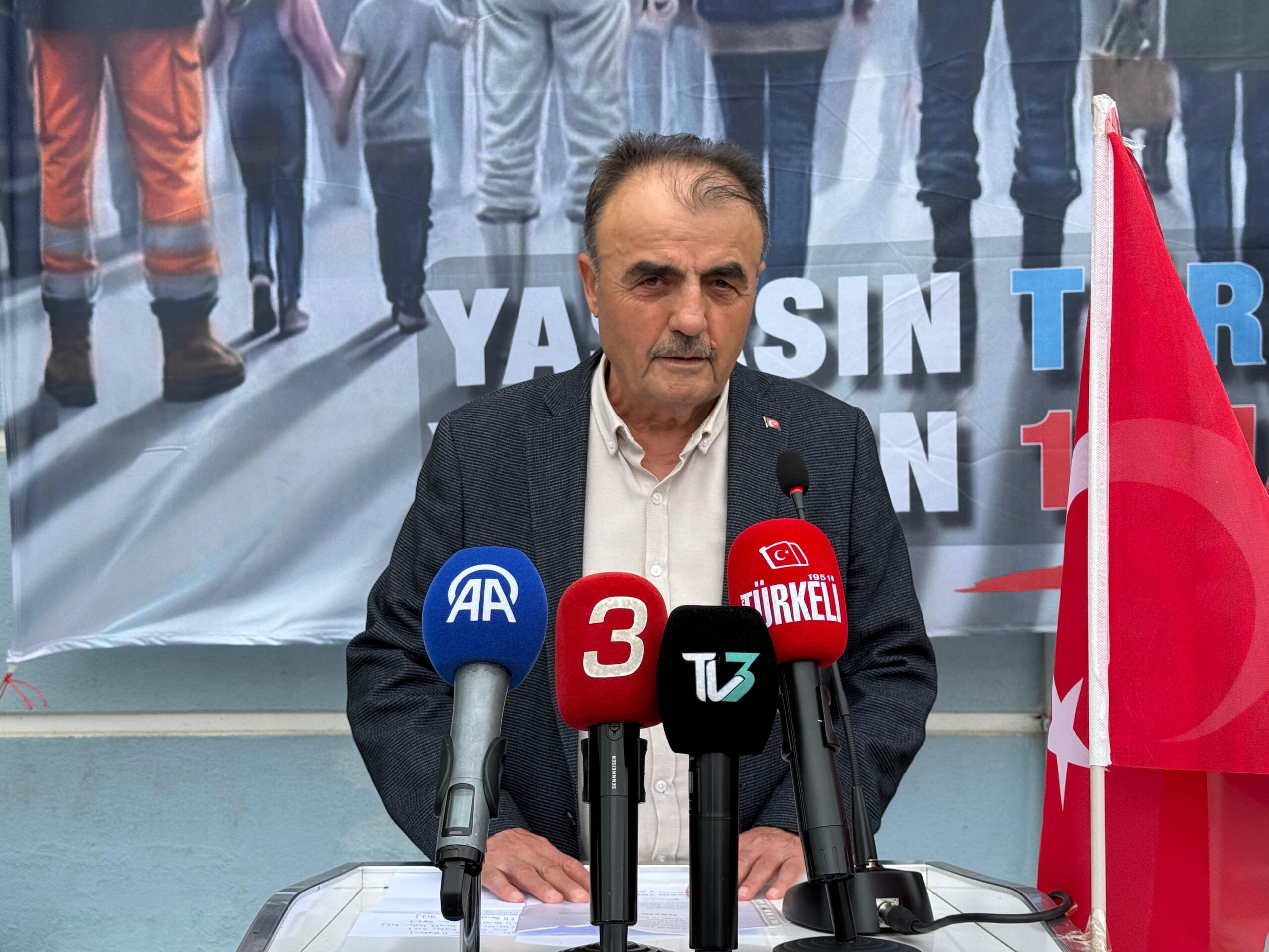 Türk-İş Afyonkarahisar İl Başkanlığı binası önünde toplanan çok sayıda işçi