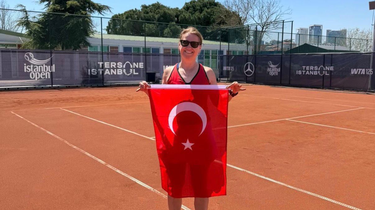 Afyonkarahisarlı sporcu Şeniz Karagöz, tenis kortlarında gösterdiği üstün başarıyla adını