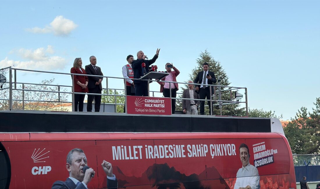 Cemal Enginyurt’un Afyonkarahisar’a gelerek Burcu Köksal’ın parti değişikliğini eleştirmesi, kamuoyunda
