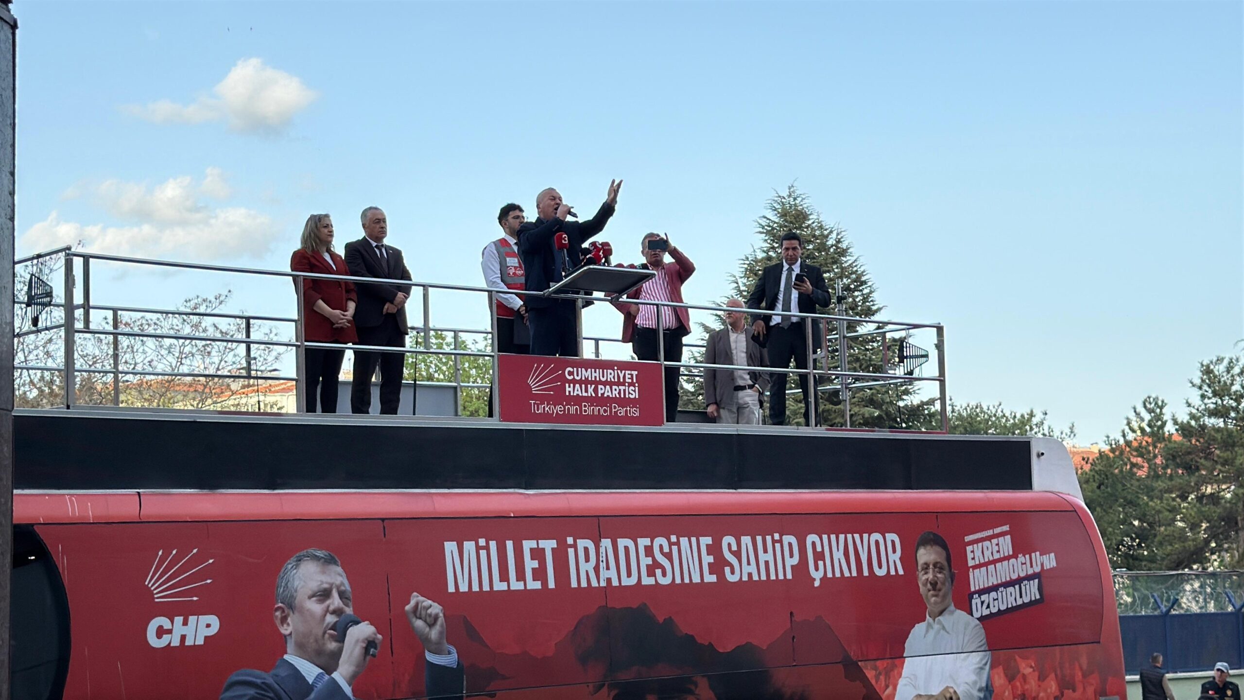 Cemal Enginyurt’un Afyonkarahisar’a gelerek Burcu Köksal’ın parti değişikliğini eleştirmesi, kamuoyunda