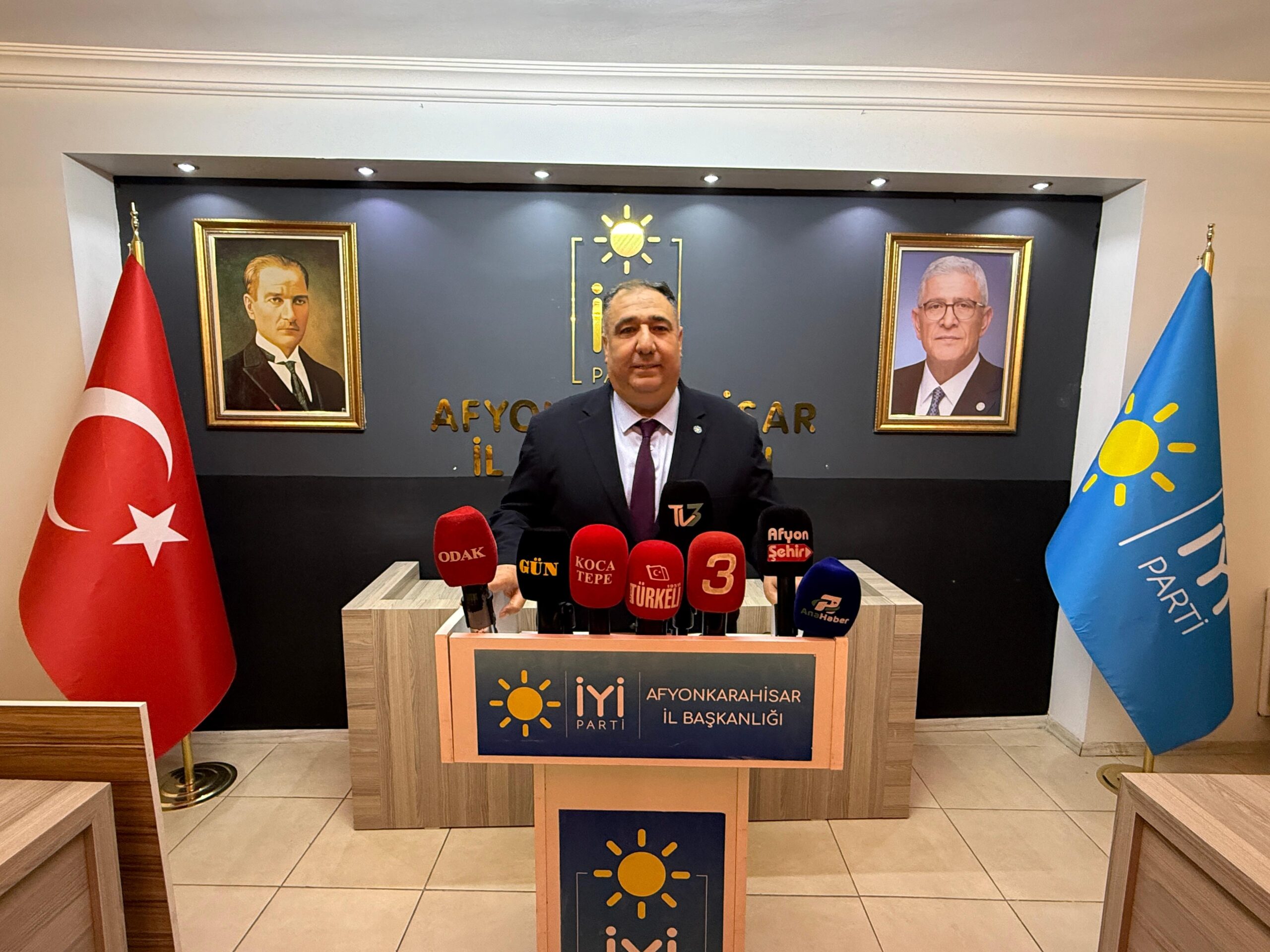 İyi Parti Afyonkarahisar İl Başkanlığı’nda düzenlenen haftalık basın toplantısı, anlamlı