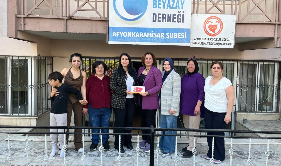 Sayın Vakfı Yönetim Kurulu üyeleri Gülçin Sayın, Melike Sayın ve