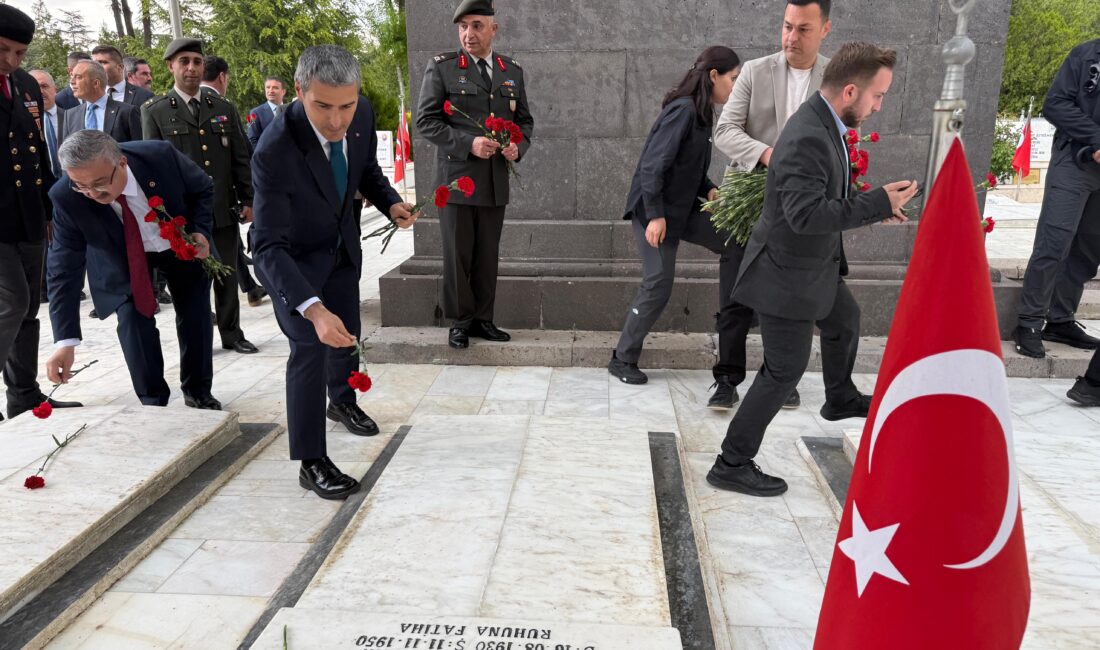 Bayramlaşma programının ardından hava şehitliği ziyaret edildi.