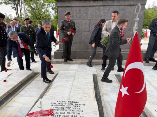 Bayramlaşma programının ardından hava şehitliği ziyaret edildi.