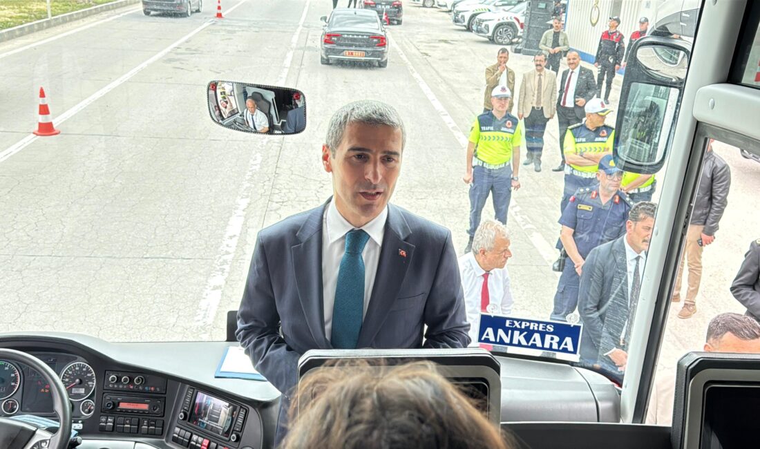 Susuz kavşağı uygulama noktasında sürücülere ikram yapıldı.