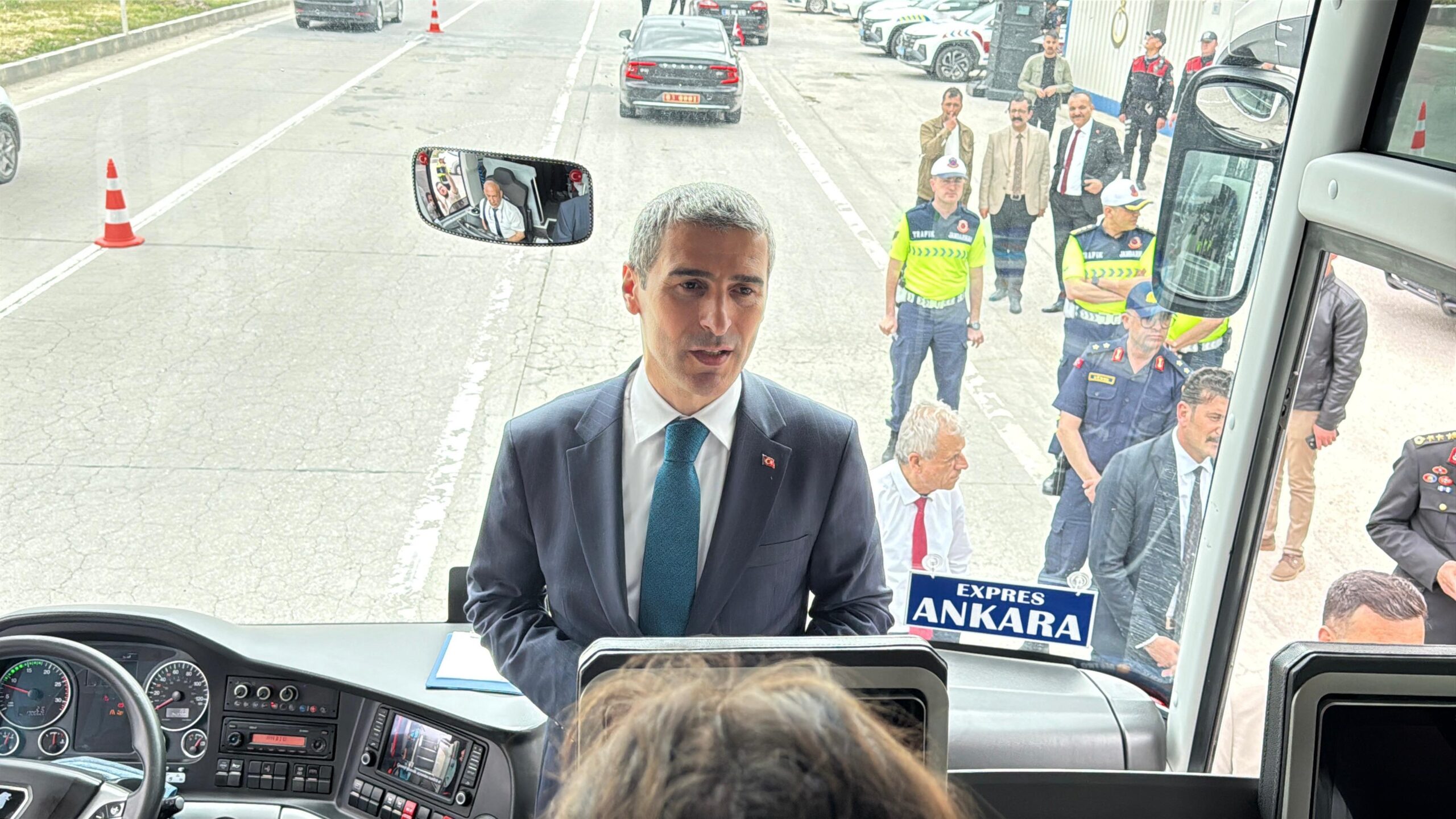 Susuz kavşağı uygulama noktasında sürücülere ikram yapıldı.