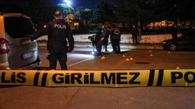 Antalya’nın Serik ilçesinde gece yarısı sokak ortasında çıkan silahlı kavgada
