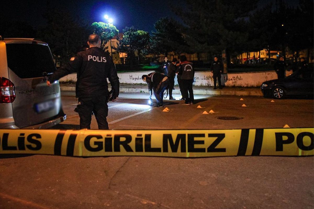 Antalya’nın Serik ilçesinde gece yarısı sokak ortasında çıkan silahlı kavgada