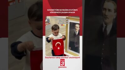 Elindeki Türk bayrağını Atatürk’e göstermeye çalışan ufaklık… 📶https://kanal3.com.tr/ Sosyal Medya