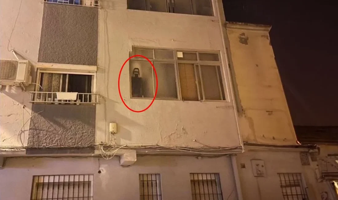 Sokaktan geçen bir vatandaşın apartman camında gördüğü ve insan sandığı