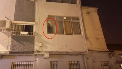 Sokaktan geçen bir vatandaşın apartman camında gördüğü ve insan sandığı