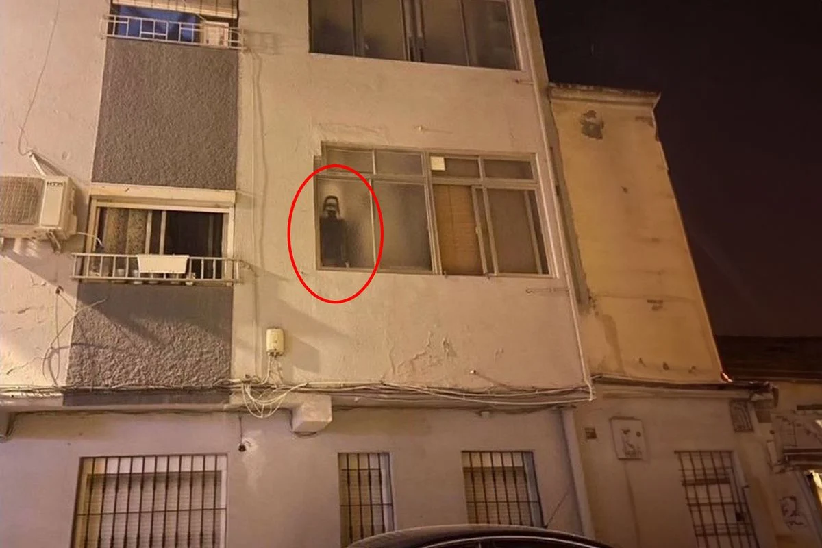 Sokaktan geçen bir vatandaşın apartman camında gördüğü ve insan sandığı