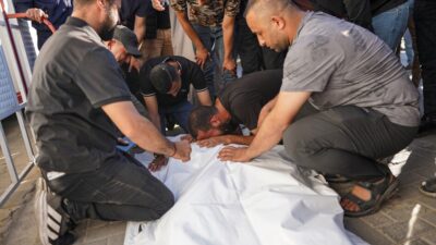İsrail’in Gazze Şeridi'nin orta kesimindeki El-Bureyc Mülteci Kampı'nda bir eve