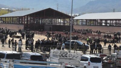 Van’ın İpekyolu ilçesindeki hayvan pazarında iki grup arasında çıkan silahlı,