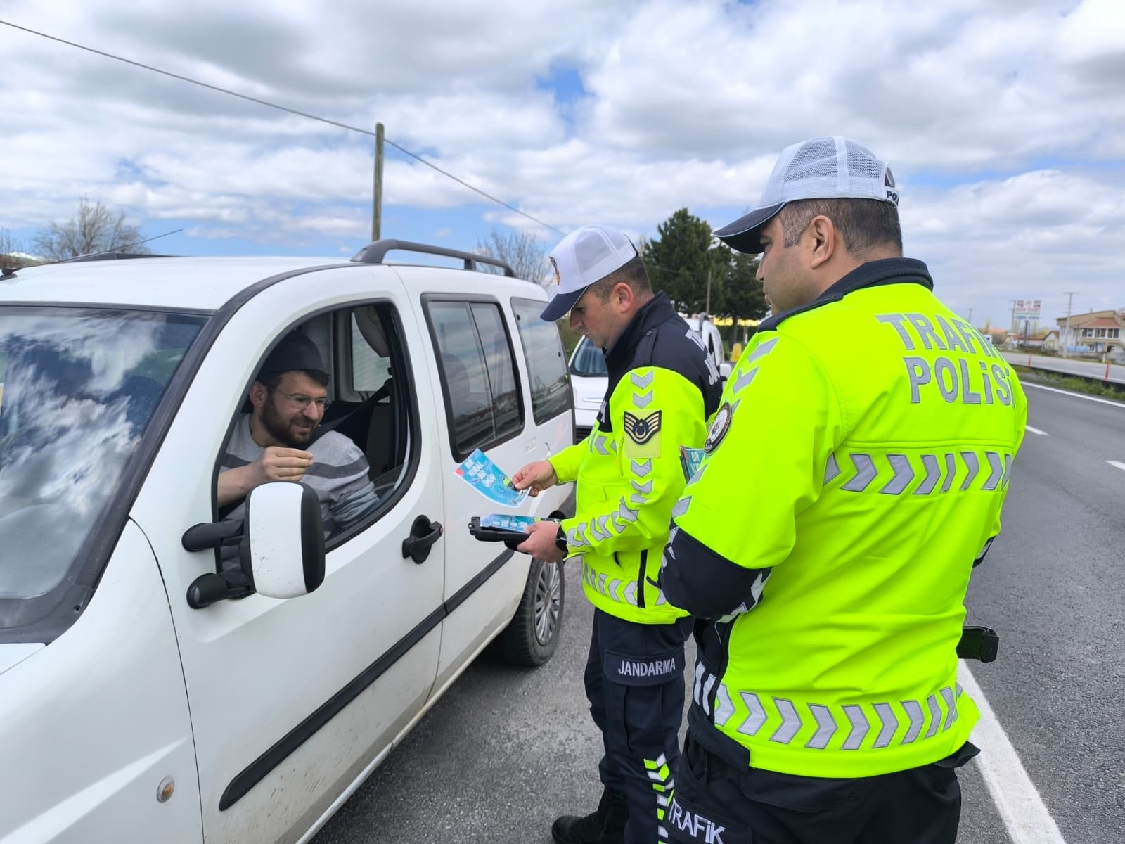 Afyonkarahisar’ın Şuhut ilçesinde trafik güvenliğine dikkat çekmek amacıyla ‘Bir Kural