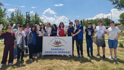 Sandıklı'da gönüllü gençler, Dünya Çevre Günü dolayısıyla doğada temizlik çalışması