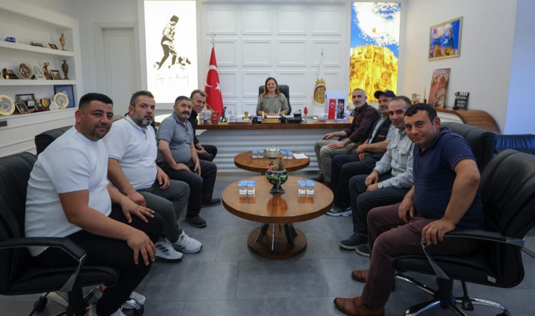 Afyonkarahisar Sebze ve Meyveciler Esnaf Odası Başkanı Veysel Gök, yönetimi
