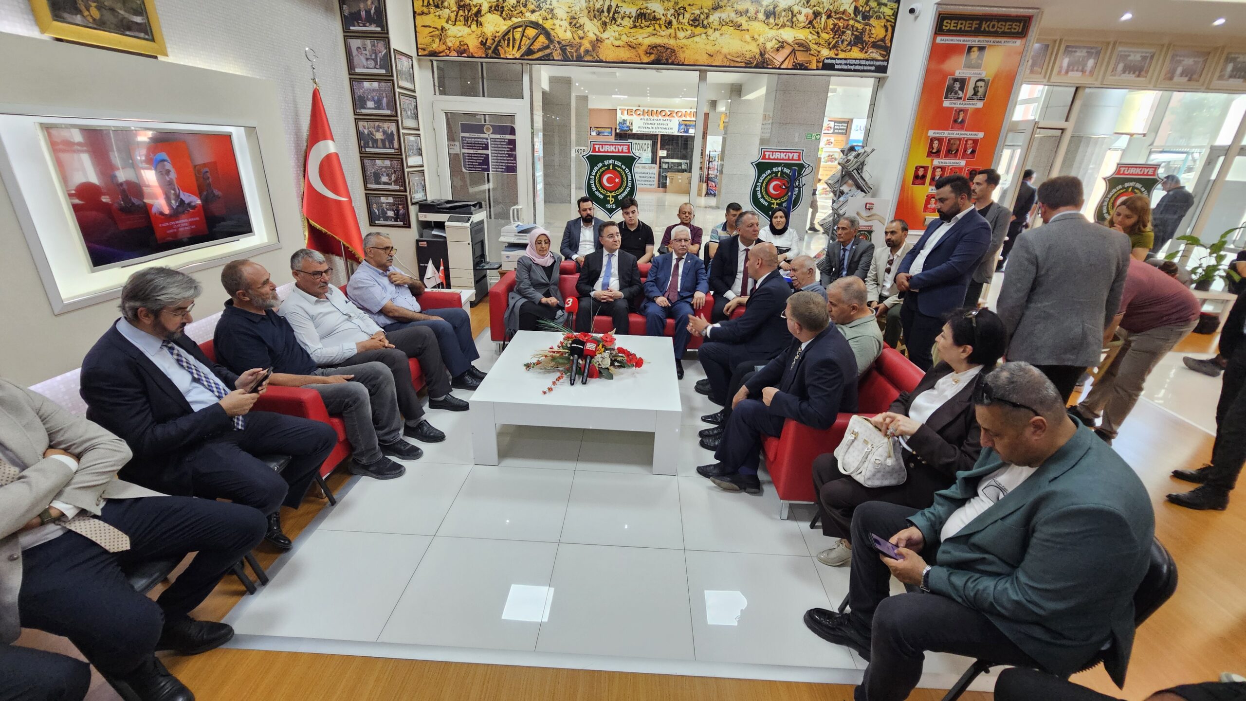 Bir dizi ziyaret ve temaslarda bulunmak üzere Afyonkarahisar’a gelen Demokrasi