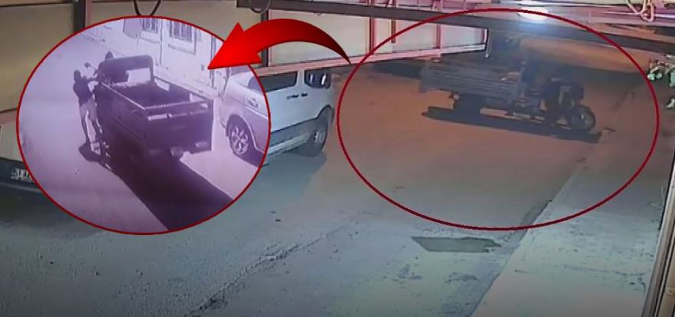 Hatay’ın Reyhanlı ilçesinde bir esnafın motosikleti, iş yerinin önünden iki